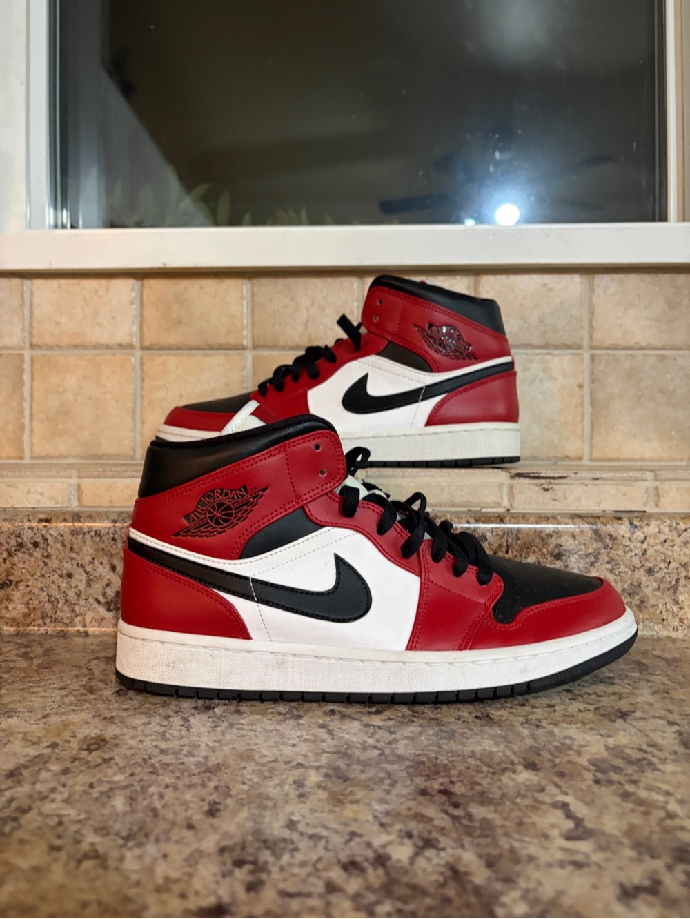 Jordan 1 Mid Chicago toe